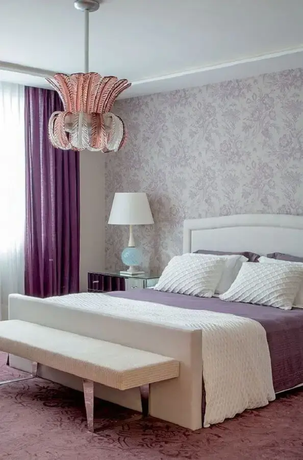decoração quarto de casal com papel de parede e luminária de teto Foto Pinterest