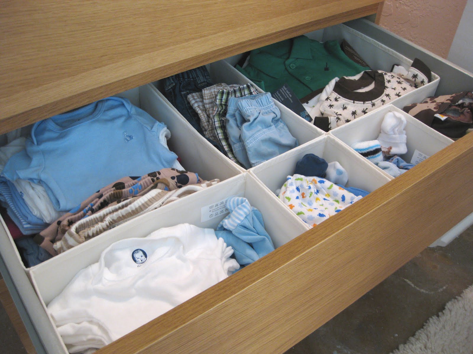Como organizar o guarda-roupa do bebê para facilitar sua vida