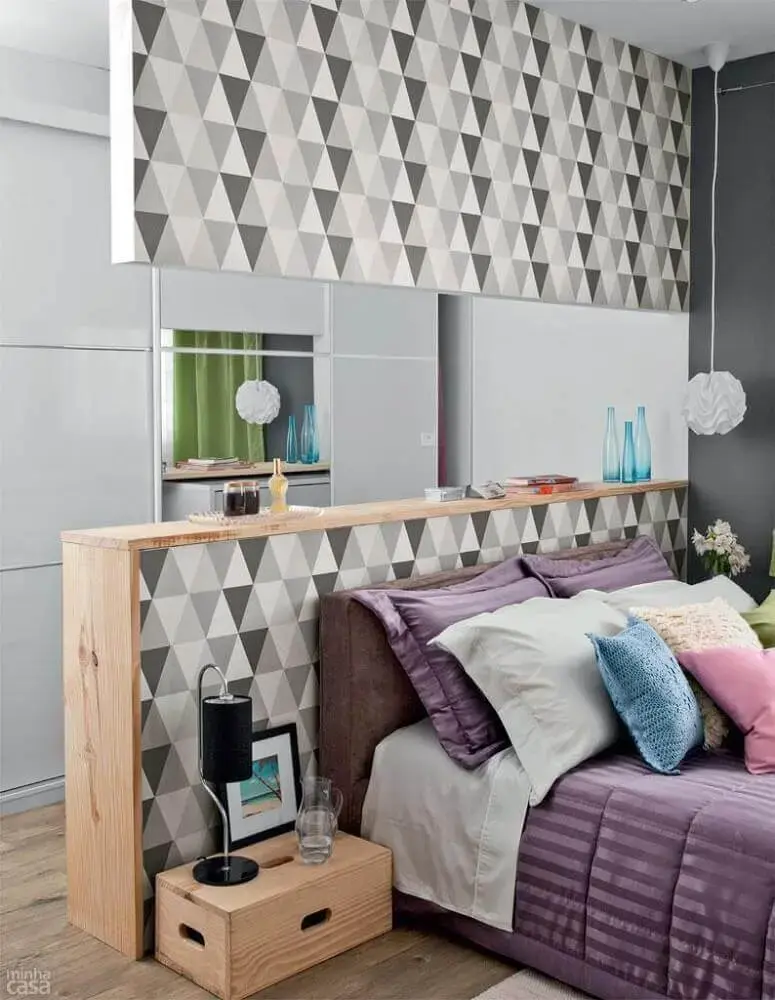 papel de parede com desenho geométrico para quarto de casal