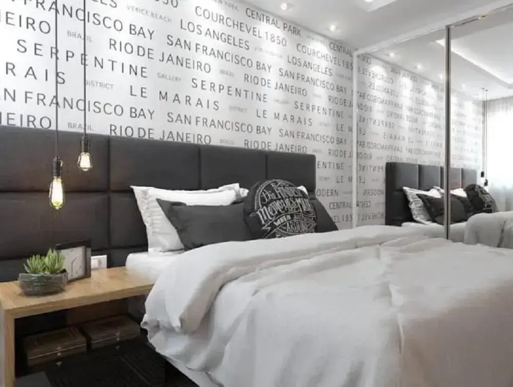 papel de parede com nome de cidades para quarto de casal preto e branco com decoração moderna