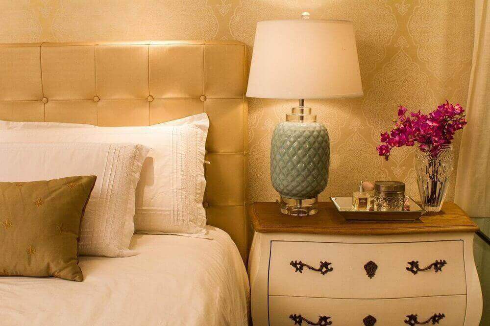 papel de parede neutro para quarto de casal com cabeceira dourada