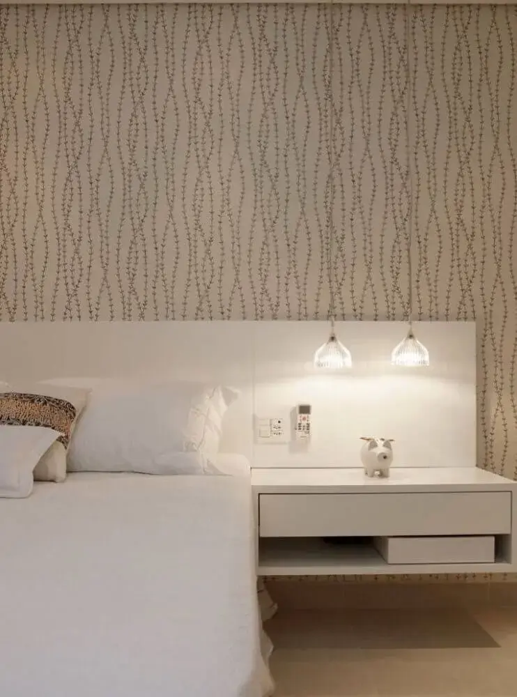 papel de parede neutro para quarto de casal com decoração em tons de bege e branco