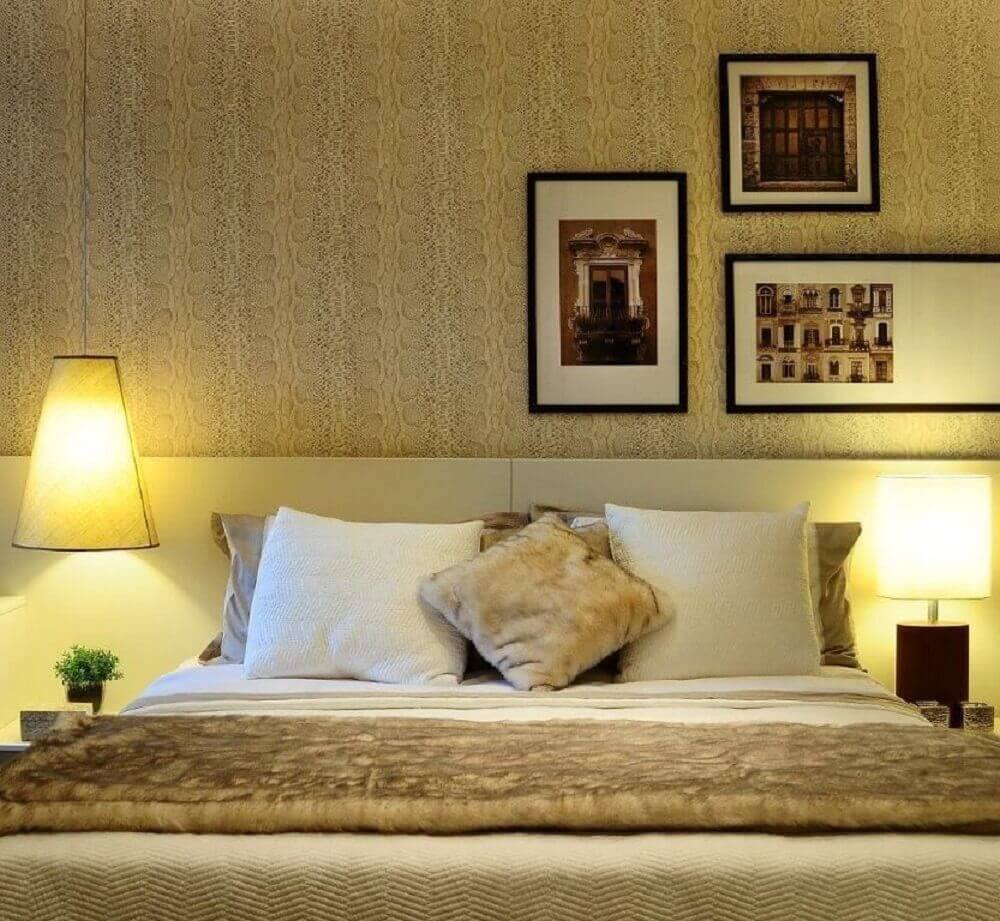 papel de parede para quarto de casal decorado em tons neutros com pendente na cabeceira da cama