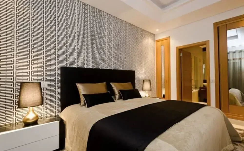 papel de parede preto e branco geométrico para quarto de casal decorado