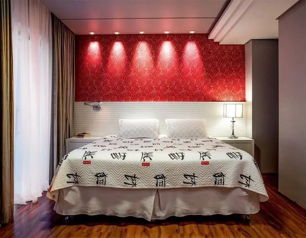 papel de parede vermelho para quarto de casal com decoração estilo japonesa