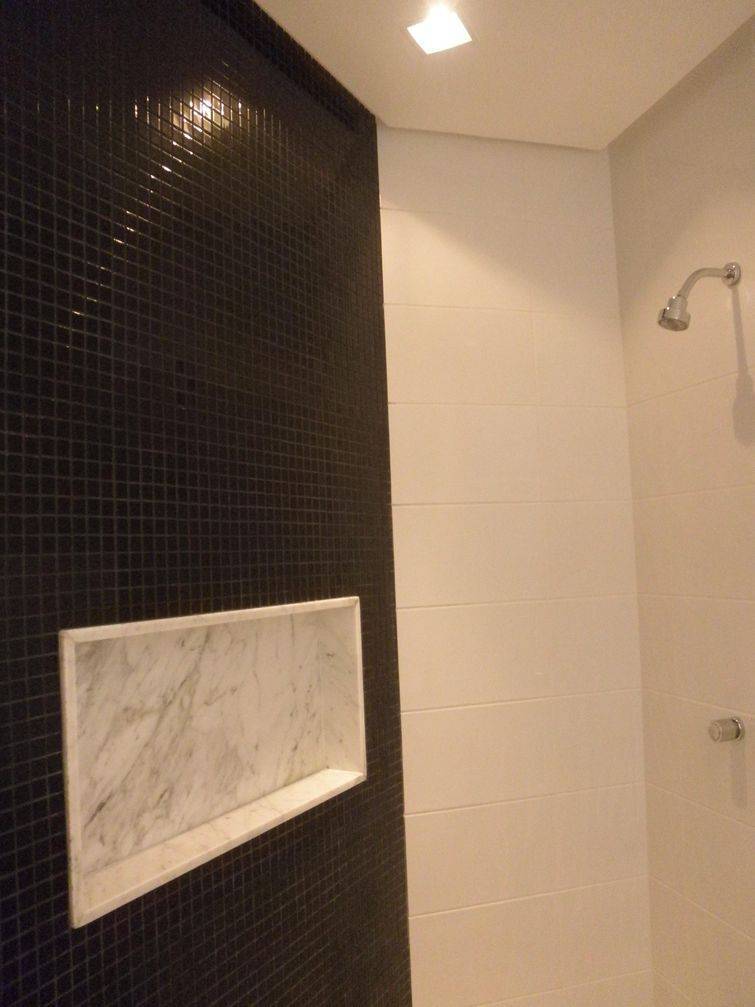 Banheiro com parede de pastilhas pretas