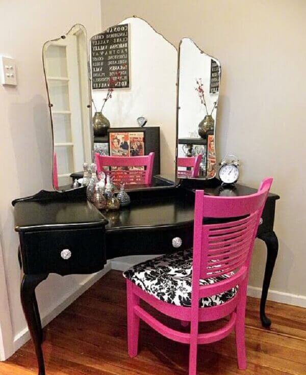 Penteadeira vintage preta com cadeira rosa