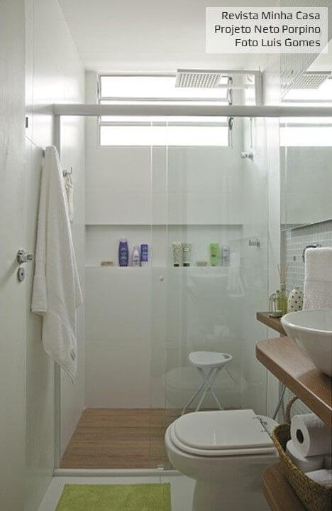 Banheiro com pisos que imitam madeira Projeto de Neto Porpino
