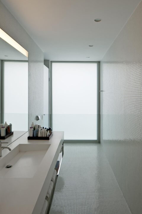 Banheiros decorados com pastilhas brancas e bem iluminada Projeto de Pascali Semerdjian