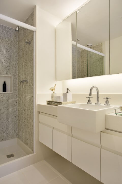 Banheiros decorados com pastilhas em tons claros de cinza no box Projeto de Fernanda Azevedo Mancini