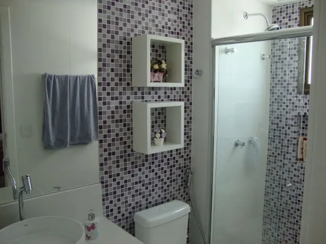 Banheiros decorados com pastilhas lilás Projeto Nygaard e Simas Arquitetura