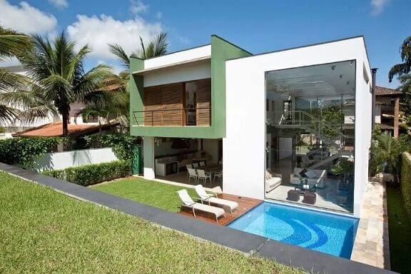 Casa grande e moderna com piscina pequena Projeto de FC Studio