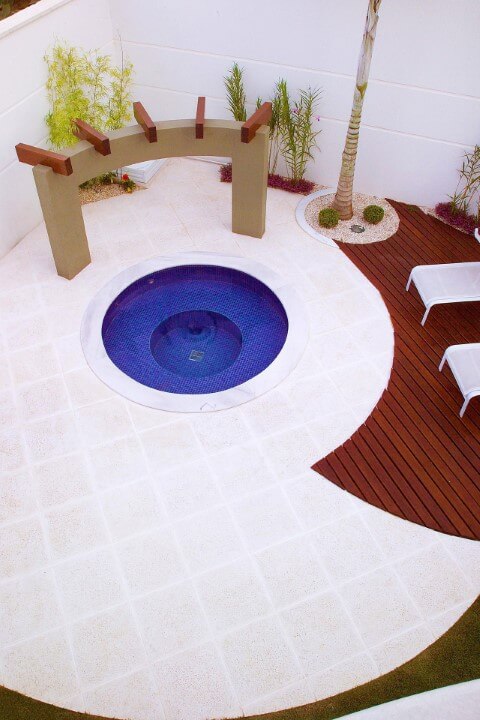 Deck com piscina pequena redonda Projeto de Aquiles Nicolas Kilaris