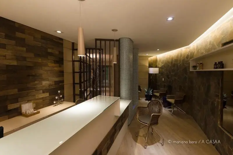 Hall com pisos que imitam madeira Projeto de Rico Mendonça