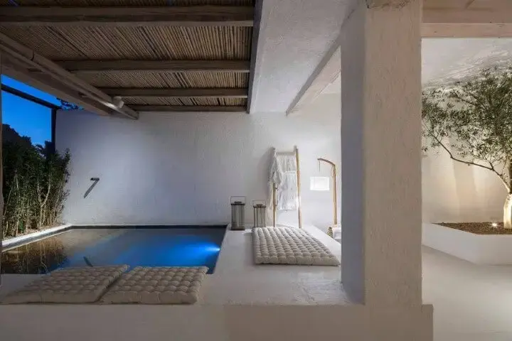 Piscina pequena minimalista com futons brancos próximos Projeto de Casa Cor Brasília 17