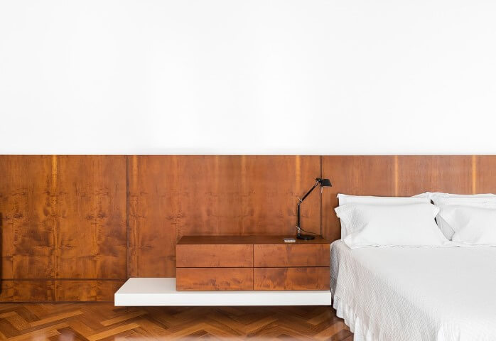 Quarto de casal com pisos que imitam madeira Projeto de Leonardo Muller