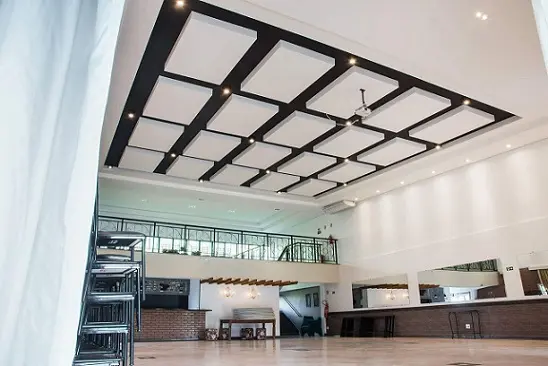 Sala ampla com teto de gesso e projeto de iluminação Projeto de Ana Paula Cirino Franco