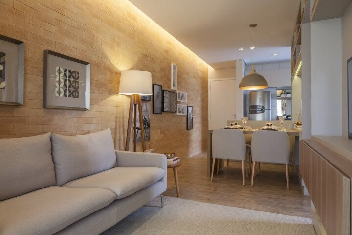 Sala de estar com pisos que imitam madeira Projeto de Tres Arquitetura
