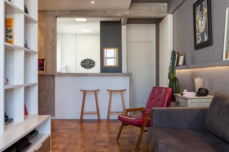 Sala de estar com pisos que imitam madeira