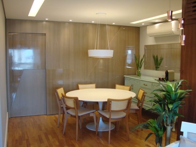 Sala de jantar com pisos que imitam madeira Projeto de Casa On