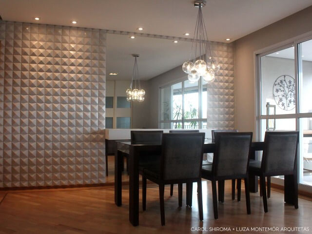 Sala de jantar com pisos que imitam madeira Projeto de Luiza Montemor