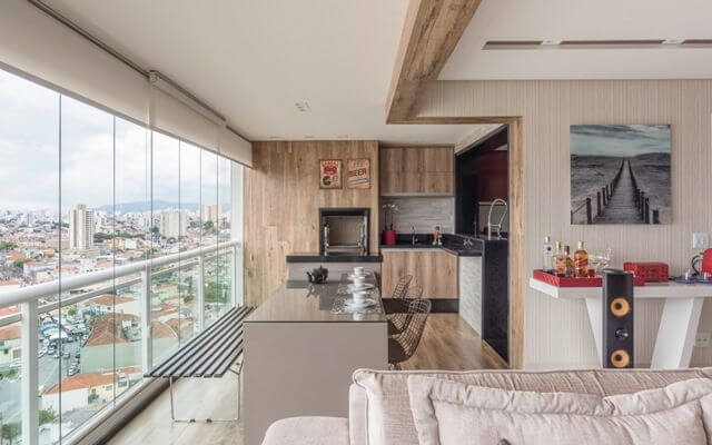 Varanda gourmet com pisos que imitam madeira Projeto de Cassia Giacomazzi