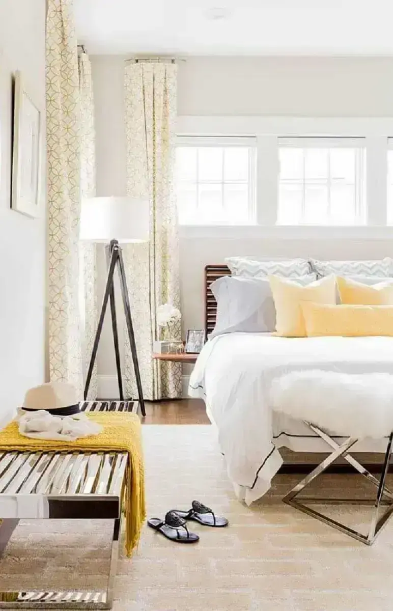 abajur de chão para quarto de casal branco com detalhes em amarelo Foto Pinterest