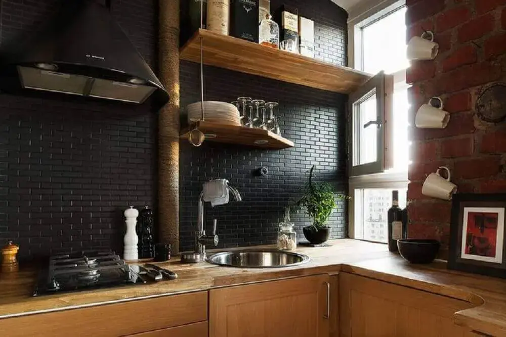 cozinha rústica com azulejo preto.