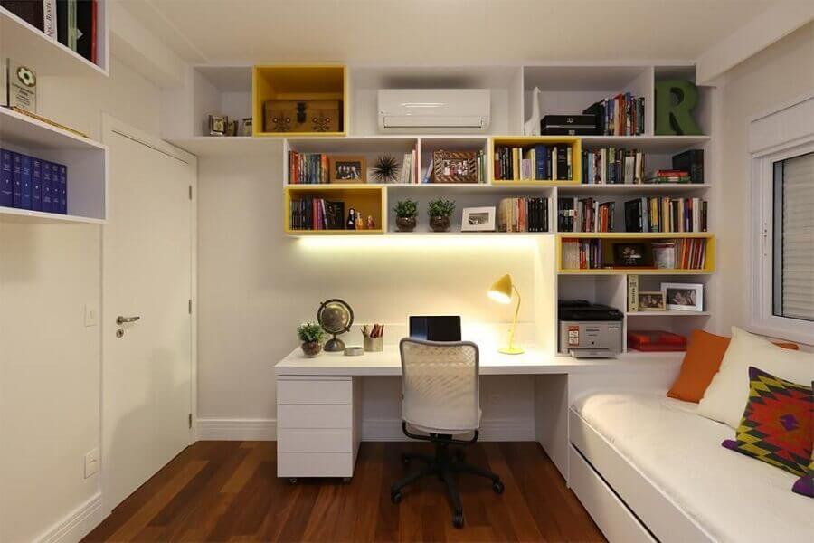 bancada de estudo para quarto de solteiro decorado com nichos Foto Duda Senna