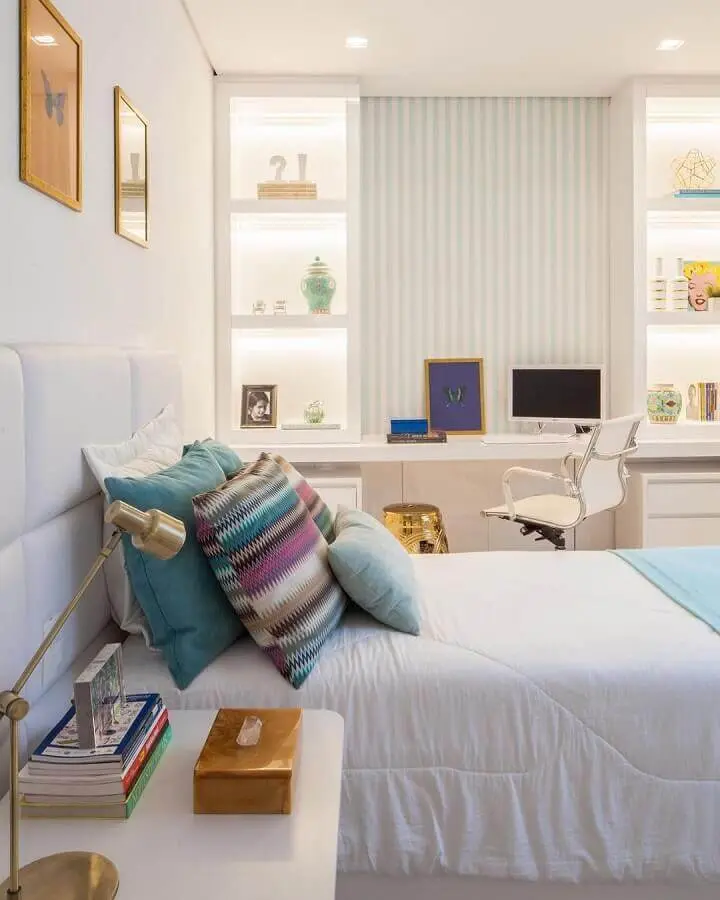 bancada de estudo para quarto todo branco decorado com nichos embutidos com iluminação Foto Mara Ramos Arquitetura