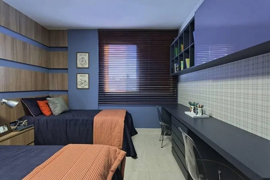 bancada de estudo para quarto todo decorado em azul com papel de parede xadrez e cadeira de acrílico Foto Renata Basques