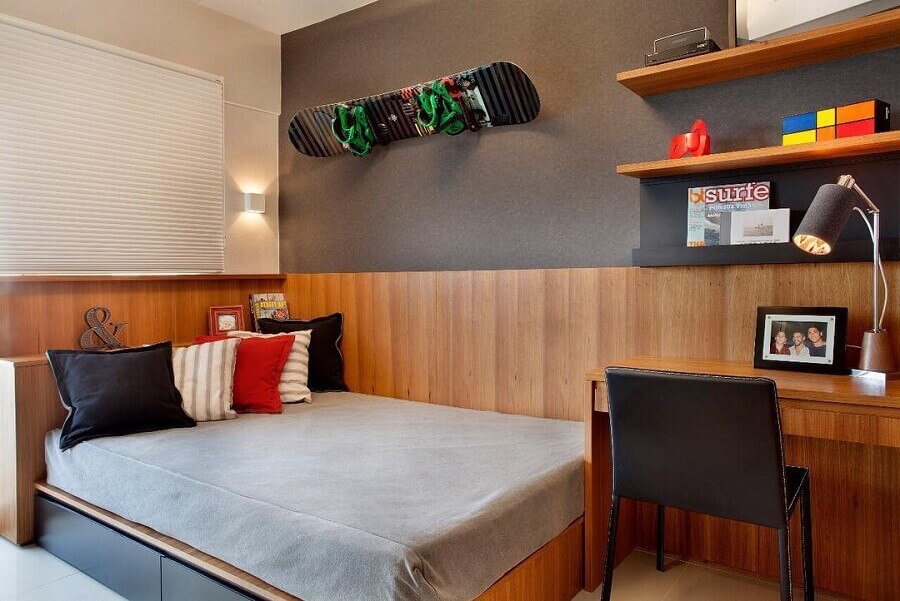 bancada de madeira para quarto masculino decorado com prateleiras de madeira e skate Foto Mapa Arquitetura