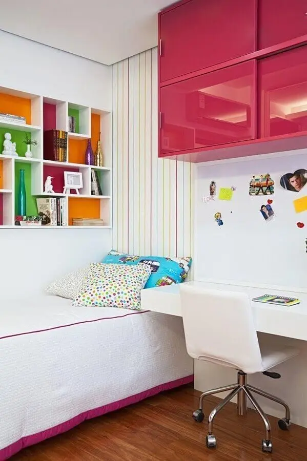 bancada para quarto de solteiro decorado com nichos coloridos e armário cor de rosa Foto Cek Harga