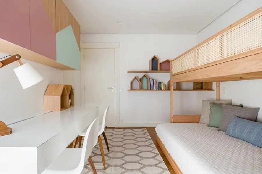 bancada para quarto de solteiro duplo decorado em cores pastel com vários nichos em formato de casinha Foto Suite Arquitetos