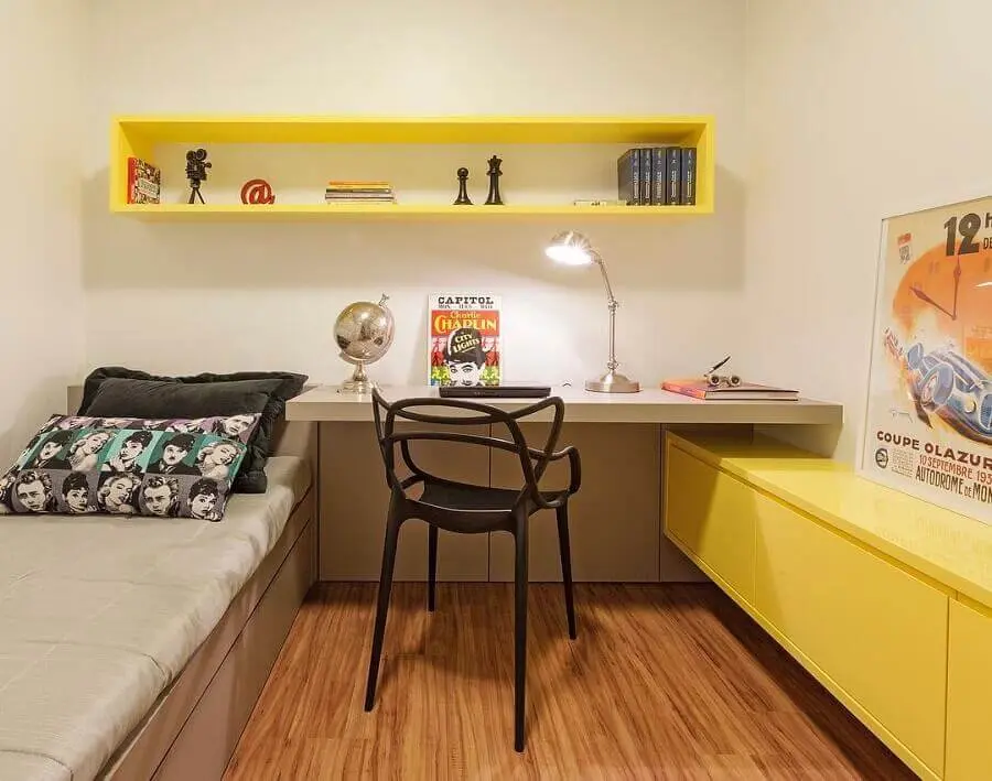 bancada para quarto de solteiro simples com nicho e armário amarelo Foto Arquitetura e Design