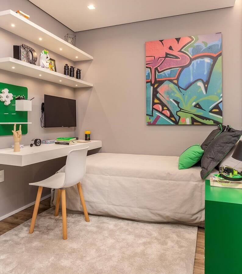 bancada para quarto de solteiro verde e cinza decorado com prateleiras com luz de LED Foto Claudia Albertini Arquitetura