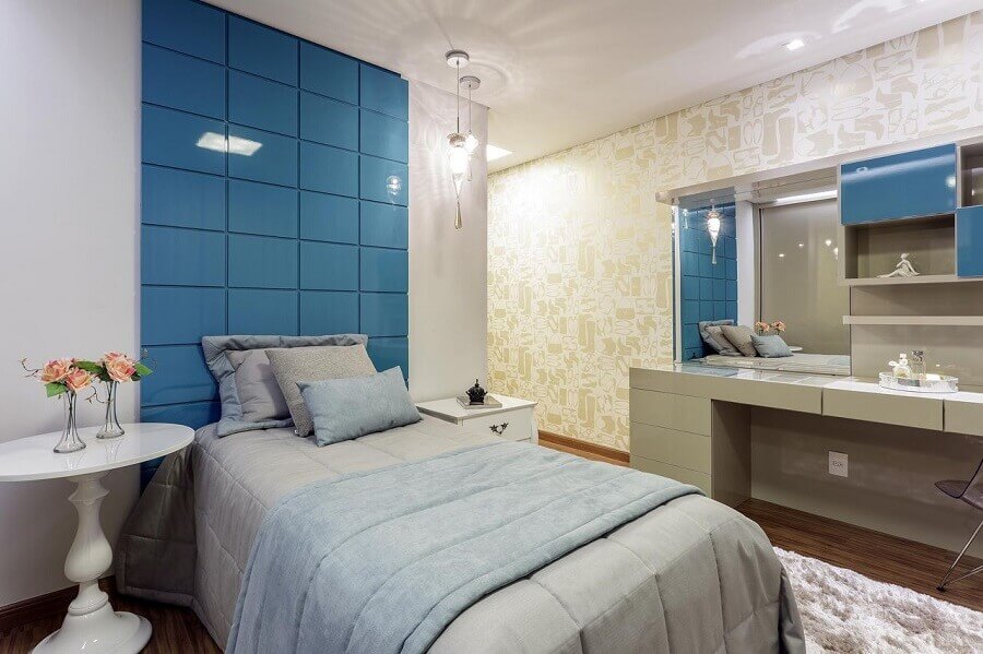 bancada para quarto feminino decorado com cabeceira azul e papel de parede Foto Aleggra Design & Arquitetura