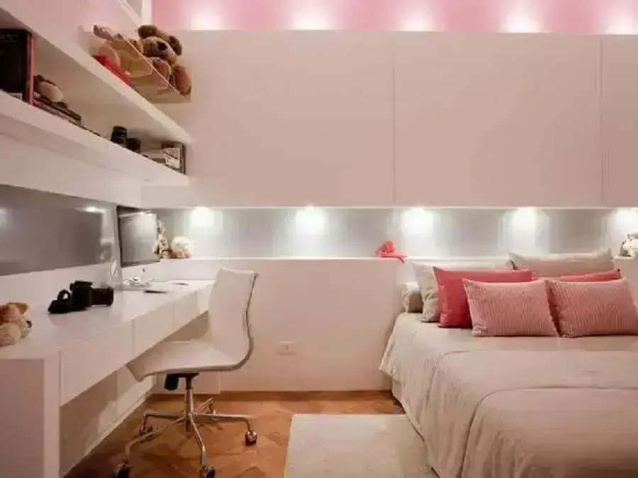 bancada para quarto feminino decorado em tons de rosa com iluminação de led embutida Foto Assetproject