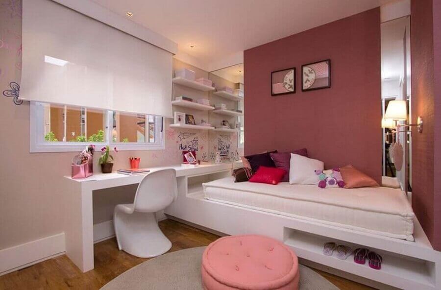 bancada para quarto feminino decorado em tons de rosa com puff redondo Foto Daniella e Priscilla de Barros