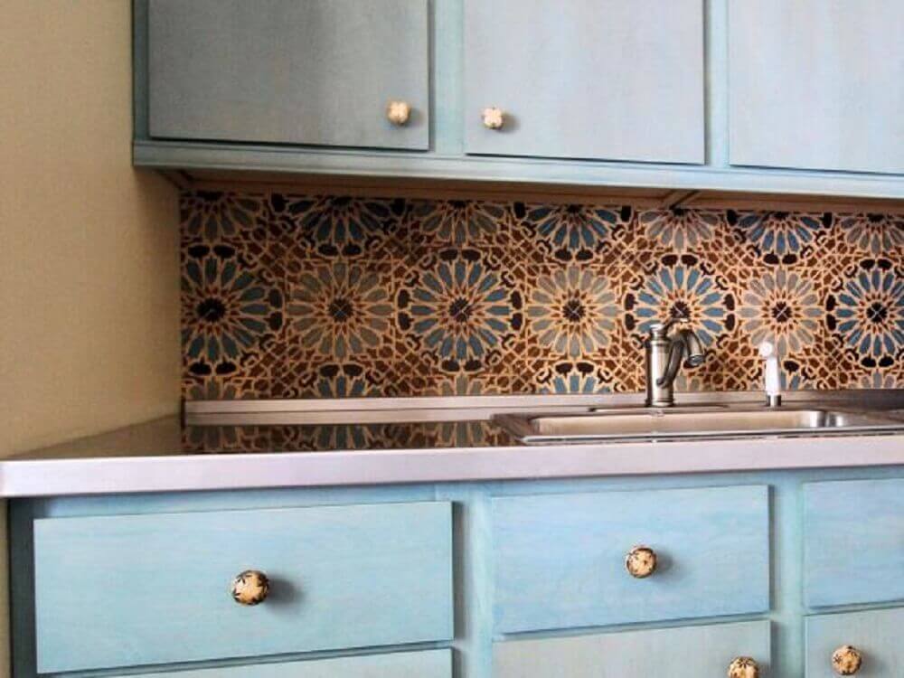cozinha azul com azulejo estampado