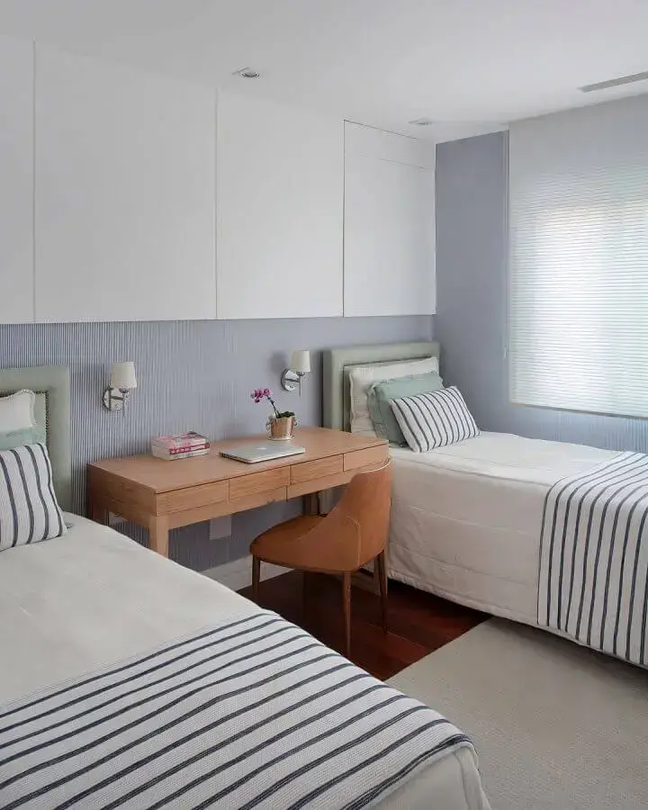 decoração simples com bancada de madeira para quarto com duas camas Foto Babi Teixeira