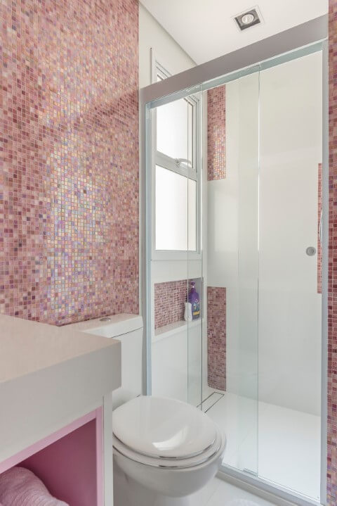 Decoração de banheiros decorados com pastilhas furta-cor rosa Projeto de Idealizzare Arquitetura