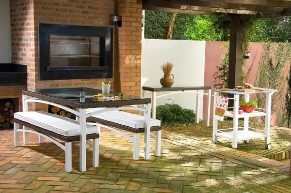 Área de churrasco com jogo de mesa e cadeiras