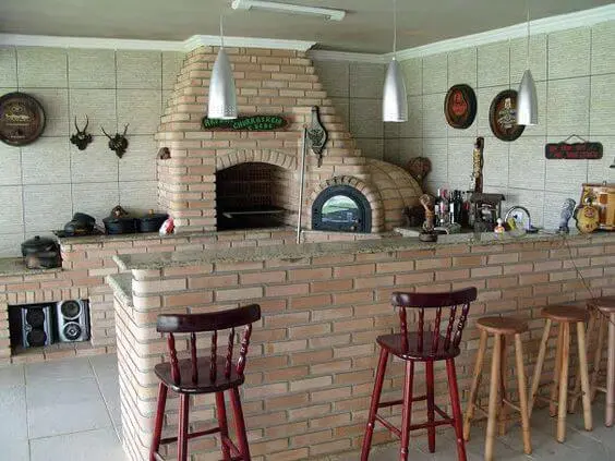 Área de churrrasco com forno iglu e fogão integrado