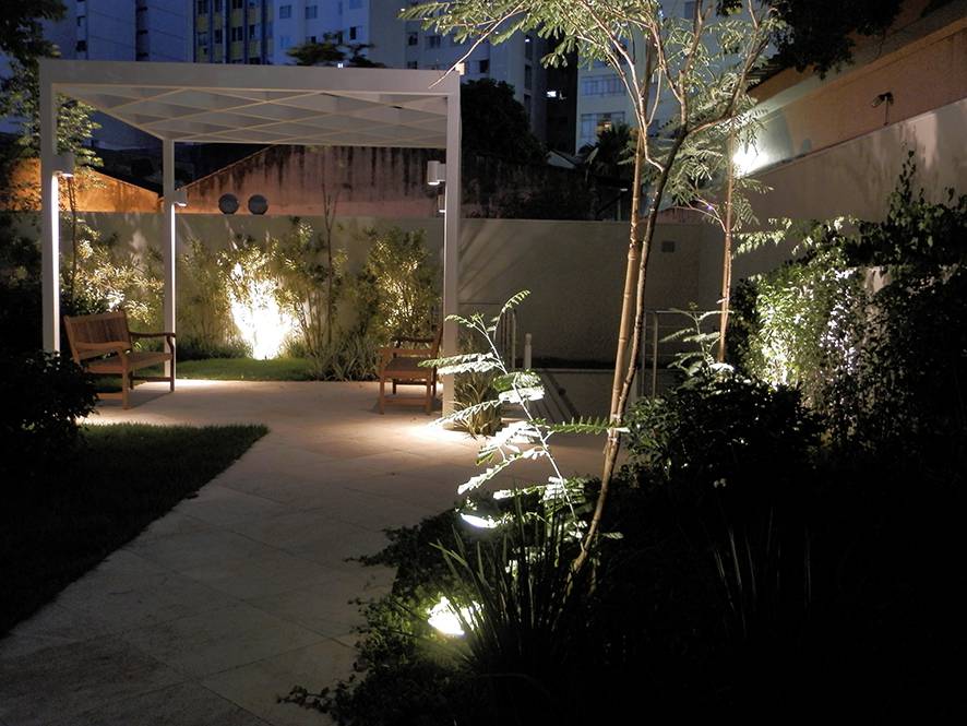 Iluminação de jardim traz melhorias ao seu espaço verde