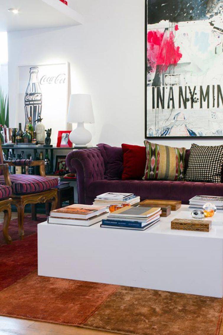 sala decorada com sofá roxo