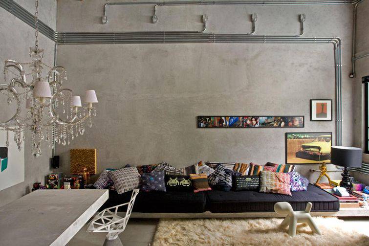 sala de estar decorada com cimento e lustre