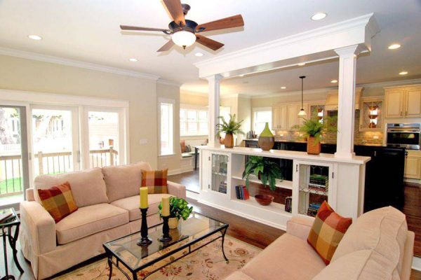 Como instalar ventilador de teto: sala de estar com ventilador de teto com lâmpada. Fonte: Build Days