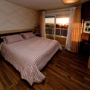 quartos de casal decorados com com colcha listrada
