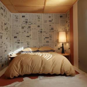 quartos de casal decorados com parede de jornal